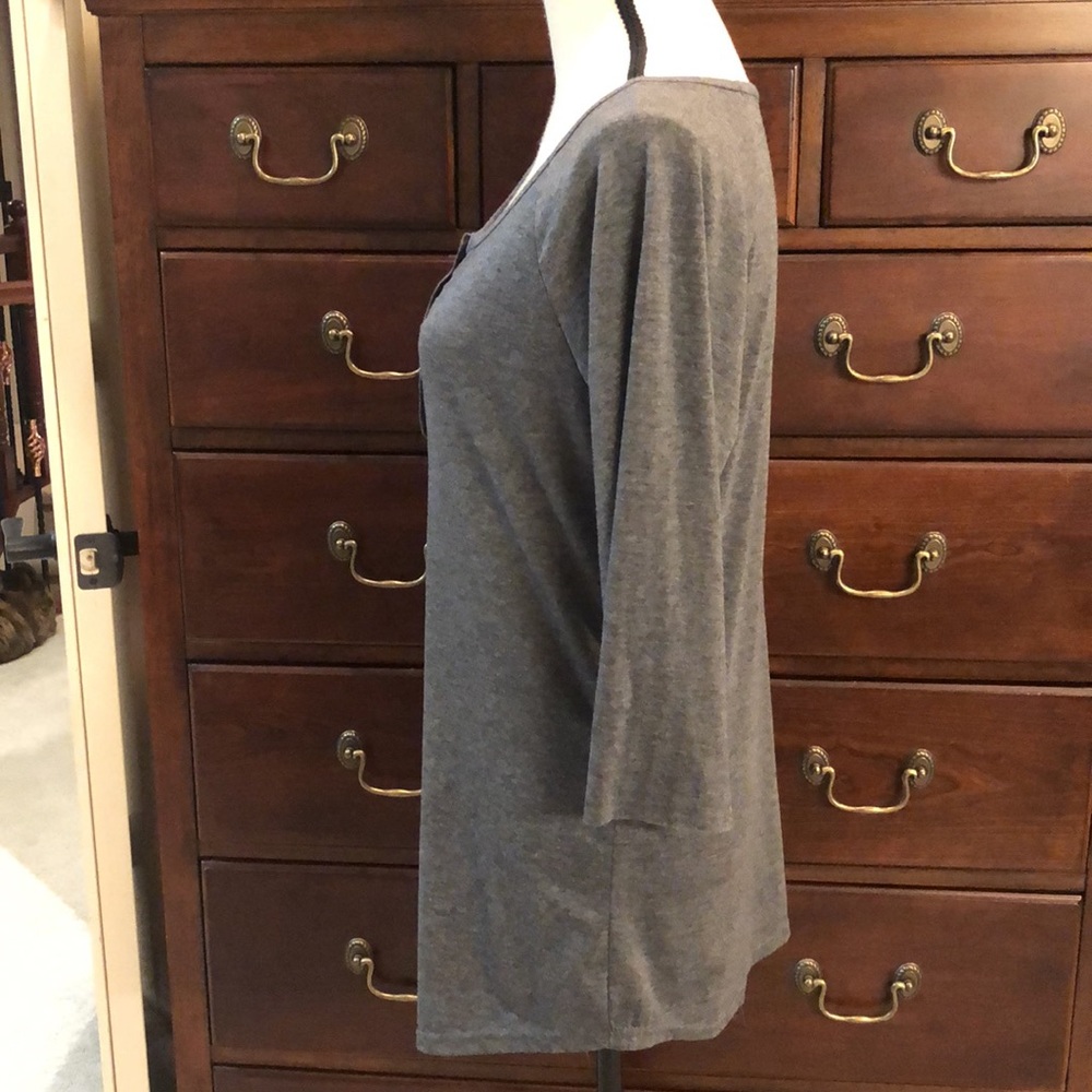 Gray 3/4 sleeve shirt with 5 button closure. No label. No stains/snags